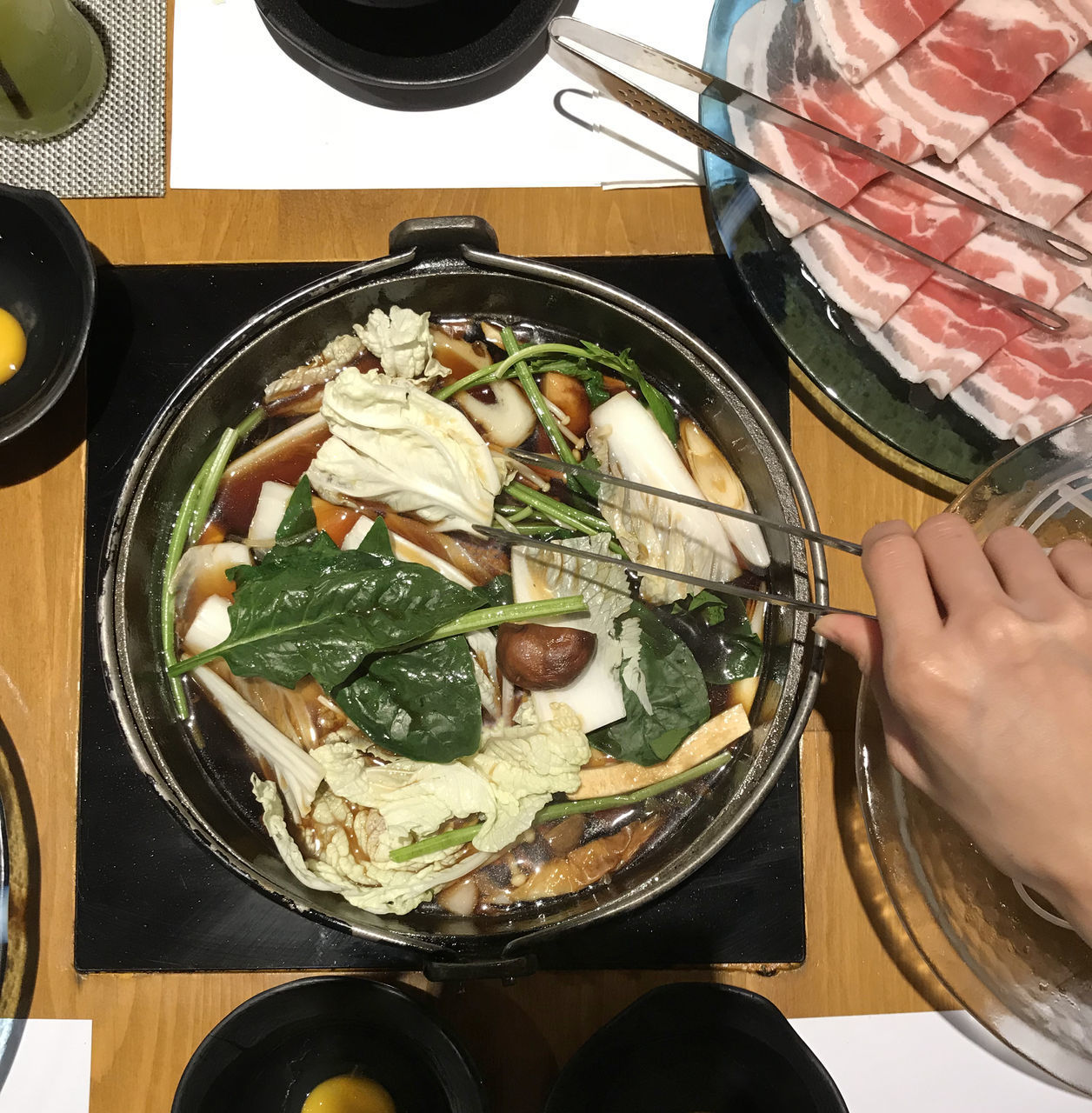 HIGH ANGLE VIEW OF HAND HOLDING FOOD