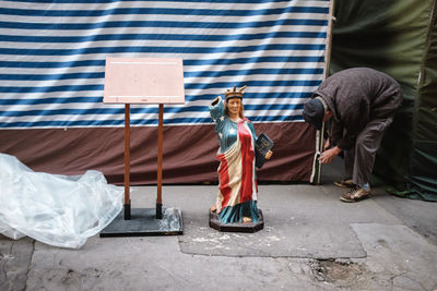 Street scene - seller finishing the day