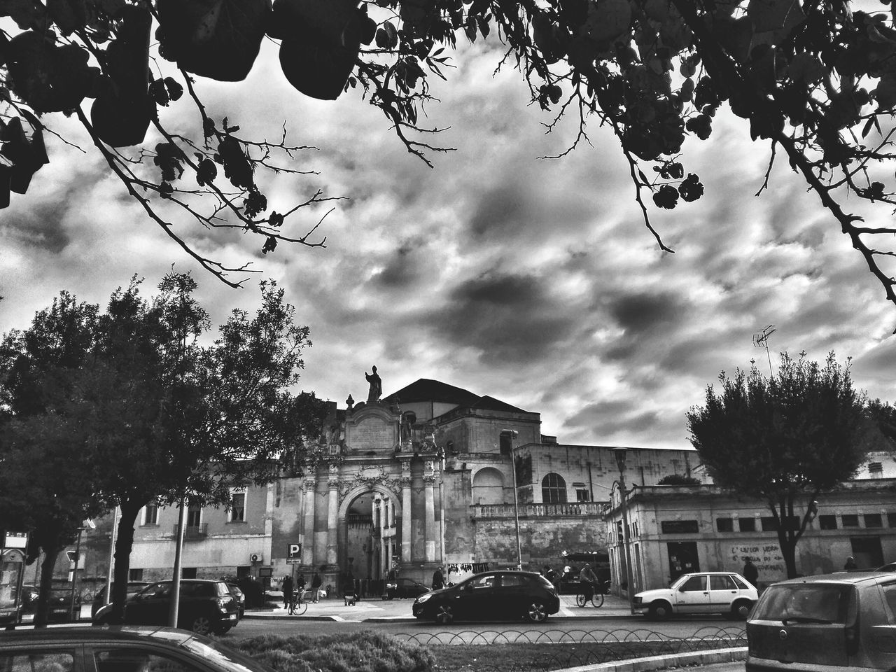 land vehicle, building exterior, car, architecture, transportation, sky, built structure, tree, mode of transport, cloud - sky, street, cloudy, parking, road, city, house, cloud, residential building, parked, residential structure