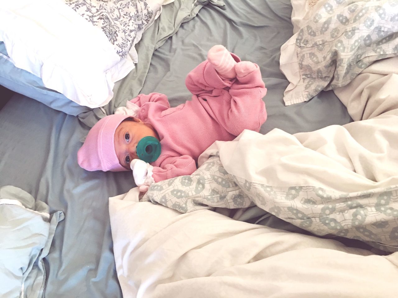 bed, baby, babyhood, real people, high angle view, bedroom, sheet, one person, childhood, indoors, pillow, newborn, low section, day, hospital, people