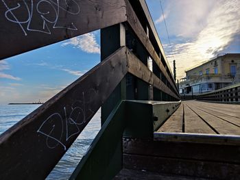 A bridge with the sea background