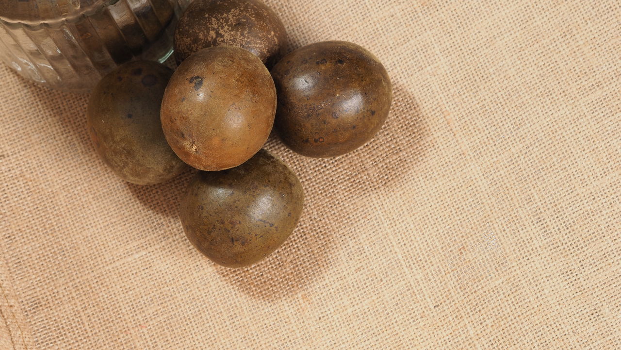 HIGH ANGLE VIEW OF FRUITS AND BALLS ON TABLE