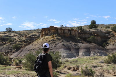 Solo traveler at bisti/de-na-zin wilderness area new mexico 