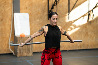 Portrait of young woman exercising in gym