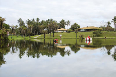 Pituacu park in scenic view of lake against sky