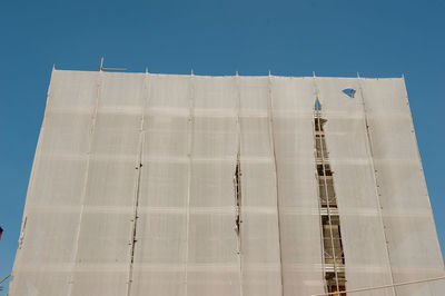 Scaffolding with bricks to protect against rubble