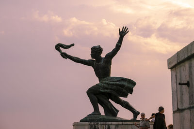 statue