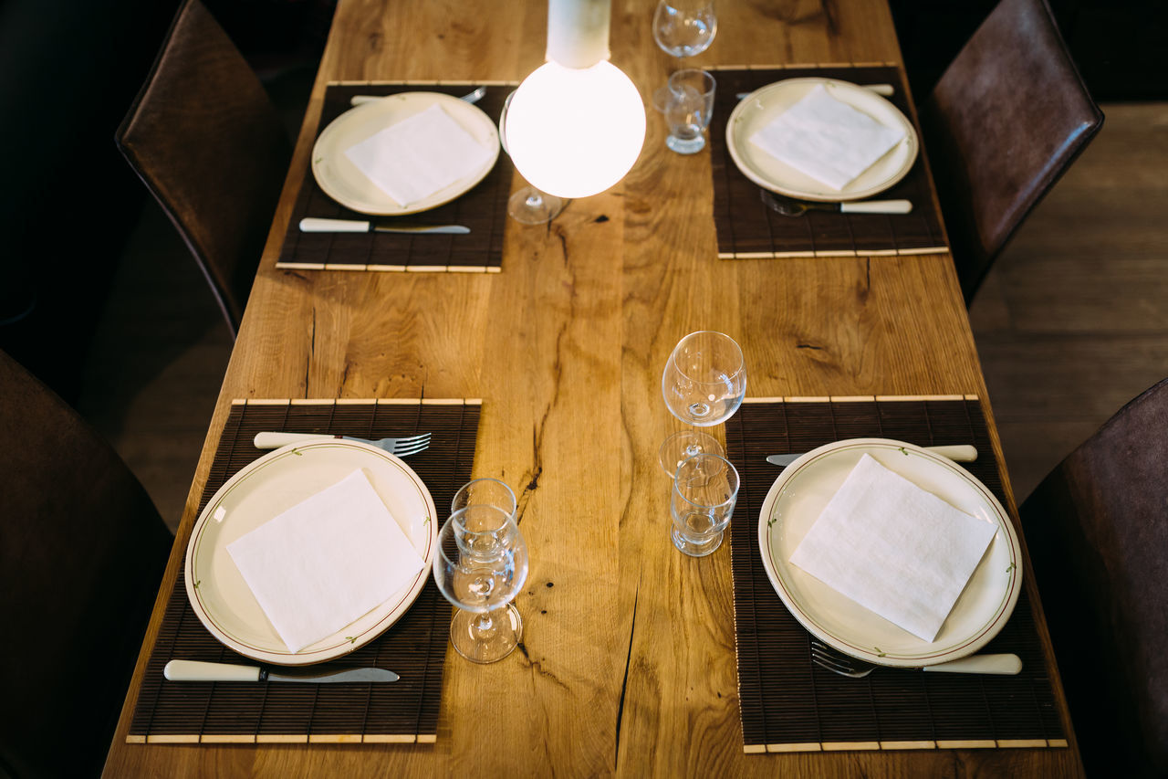 HIGH ANGLE VIEW OF BREAKFAST ON TABLE AT DINING ROOM