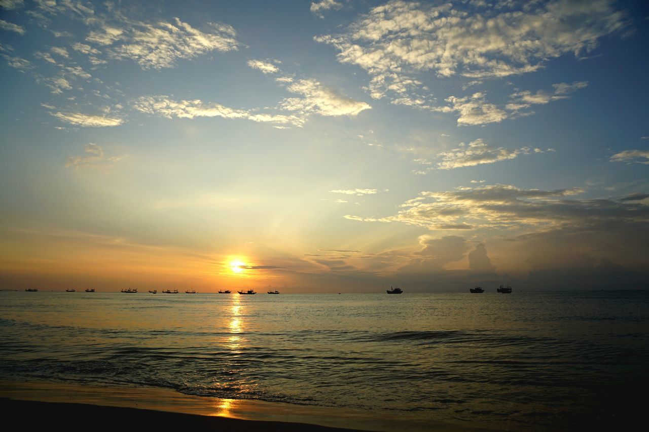 sunset, sea, water, scenics, tranquil scene, horizon over water, sun, beauty in nature, tranquility, sky, beach, reflection, idyllic, nature, cloud - sky, orange color, sunlight, sunbeam, cloud, shore