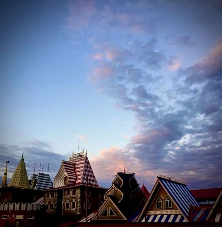 LOW ANGLE VIEW OF BUILDINGS IN CITY AGAINST SKY