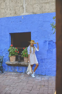 Young tourists exploring the santa catalina monastery, convento de santa catalina, arequipa, peru