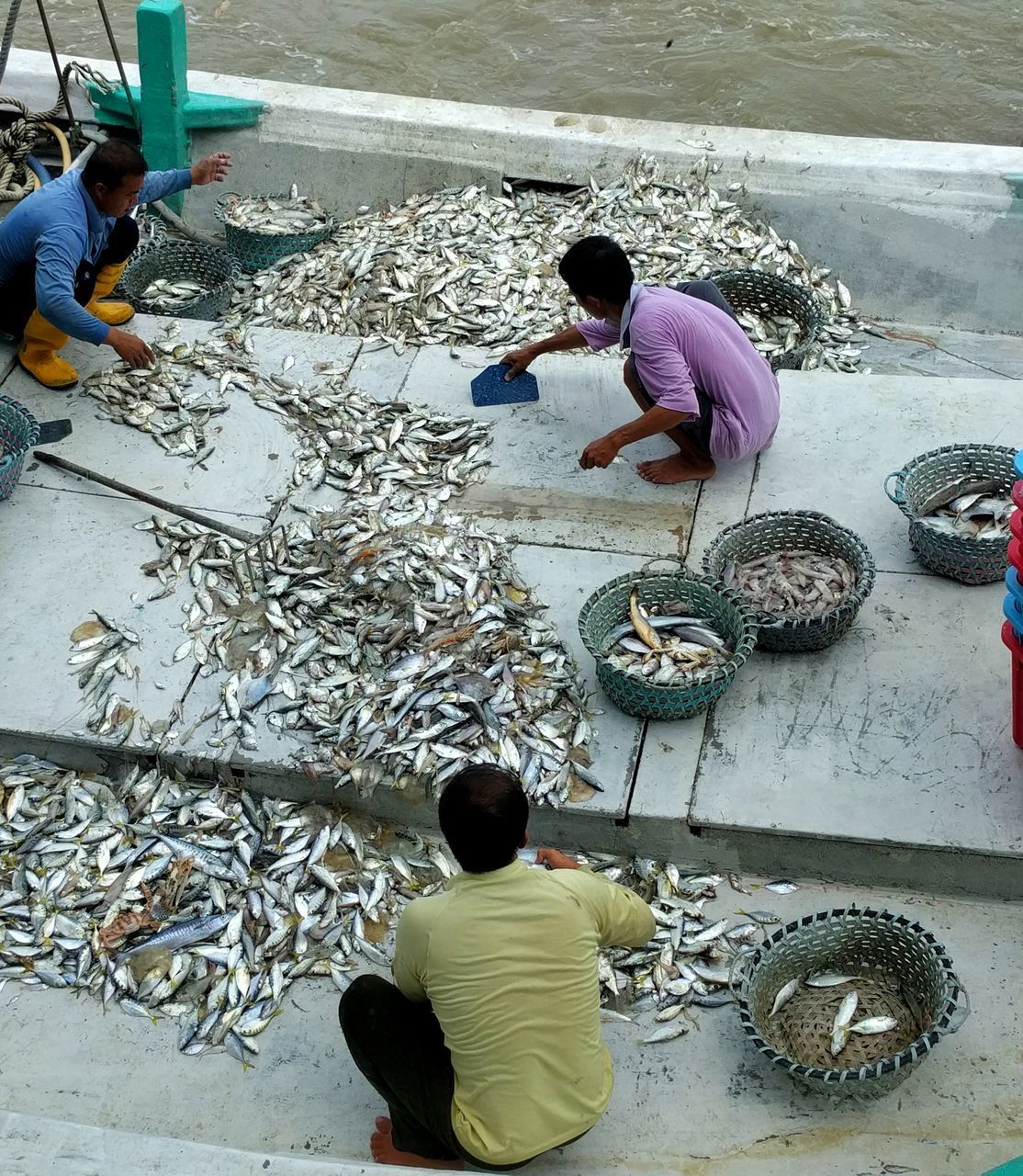 HIGH ANGLE VIEW OF MEN WORKING AT SHOPPING MALL