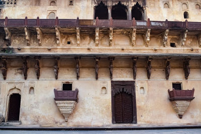 Beautiful view of orchha palace fort, raja mahal and chaturbhuj temple from jahangir mahal, orchha