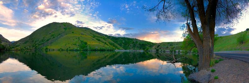 Panoramic view of lake and mountains against sky