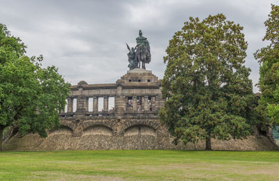 Statue of historical building against cloudy sky