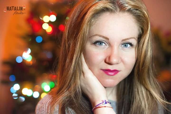 lifestyles, headshot, focus on foreground, leisure activity, young women, person, long hair, looking at camera, portrait, close-up, happiness, smiling, brown hair, young adult, childhood, front view, celebration