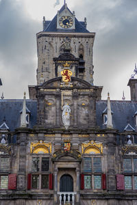 19 april 2023, delft, netherlands, architectural details of famous town hall in the cloudy day