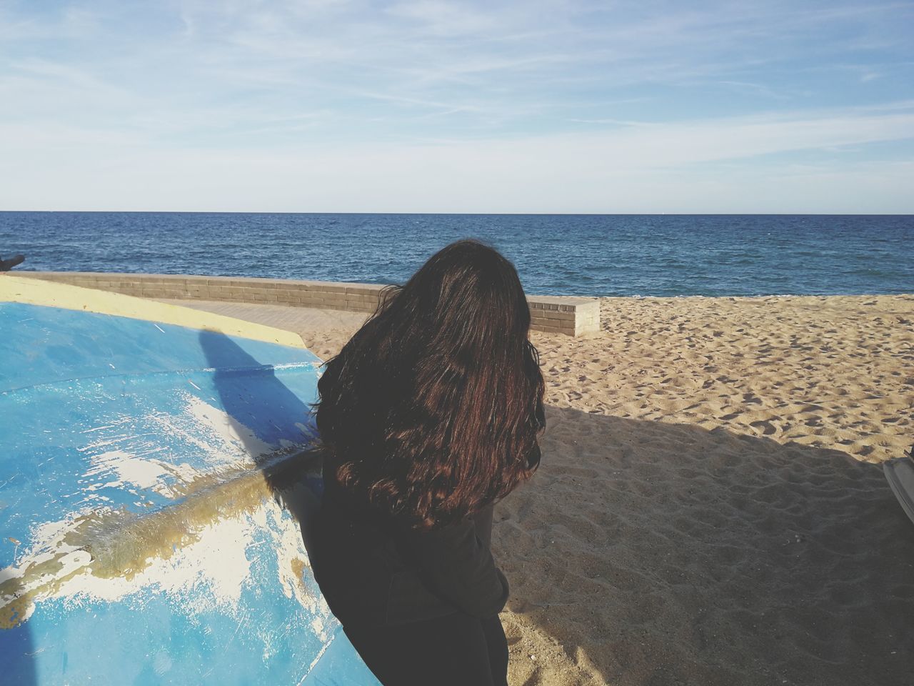 sea, water, horizon, horizon over water, sky, beach, scenics - nature, land, one person, beauty in nature, leisure activity, lifestyles, real people, women, nature, adult, tranquil scene, tranquility, rear view, hairstyle, hair, outdoors