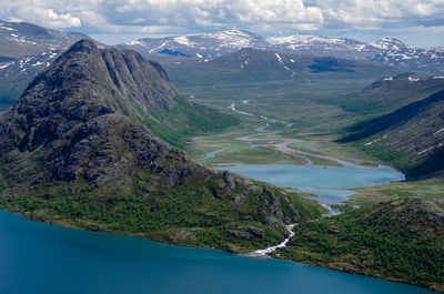 View over the knutshøe mountain ridge and the Øvre leirungen lake