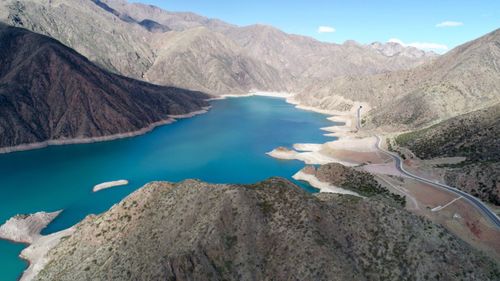 Panoramic view of lake and mountains against sky