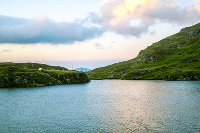 Sunrise on fagaras high mountain ridge. romanian mountain landscape with high peaks over 2200m