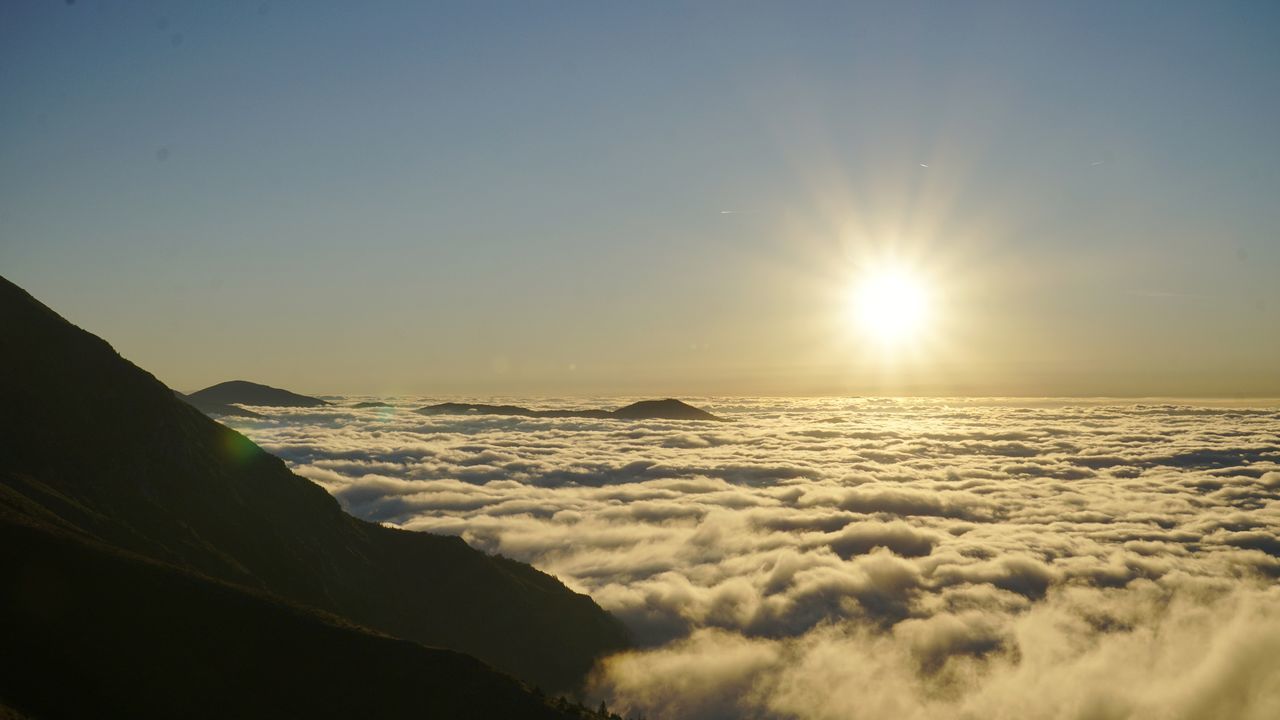 sky, sunlight, horizon, morning, cloud, sunrise, dawn, sun, scenics - nature, beauty in nature, nature, environment, landscape, tranquility, light, sea, land, no people, tranquil scene, mountain, travel, outdoors, water, wave, lens flare, sunbeam, idyllic, ocean, snow, reflection, clear sky, blue, copy space, winter, travel destinations, back lit, cold temperature