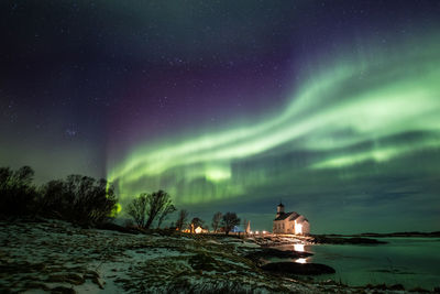  northern lightshow over gimsoy