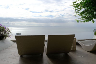 Reclining chairs at the swimming pool can lie and see beautiful sea views.