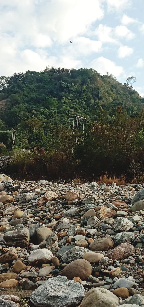 SURFACE LEVEL OF STONES AGAINST SKY