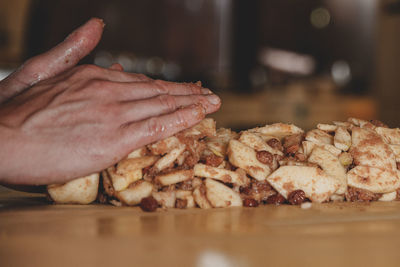 A good apple pie should only be made from organically farmed apples and raisins.