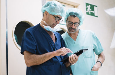 Two surgeons with tablet