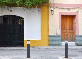 Entrance with closed doors