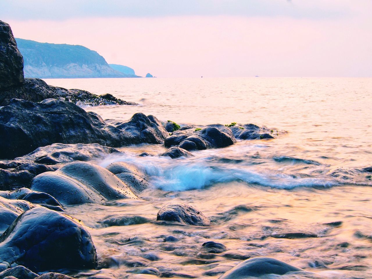 SCENIC VIEW OF SEA SHORE AGAINST SKY