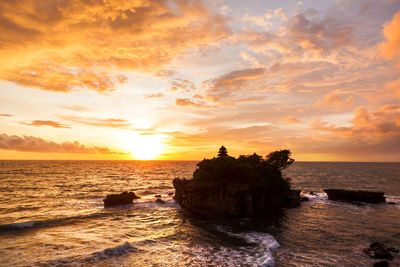 Sunset at tanah lot temple. bali island, indonesia.