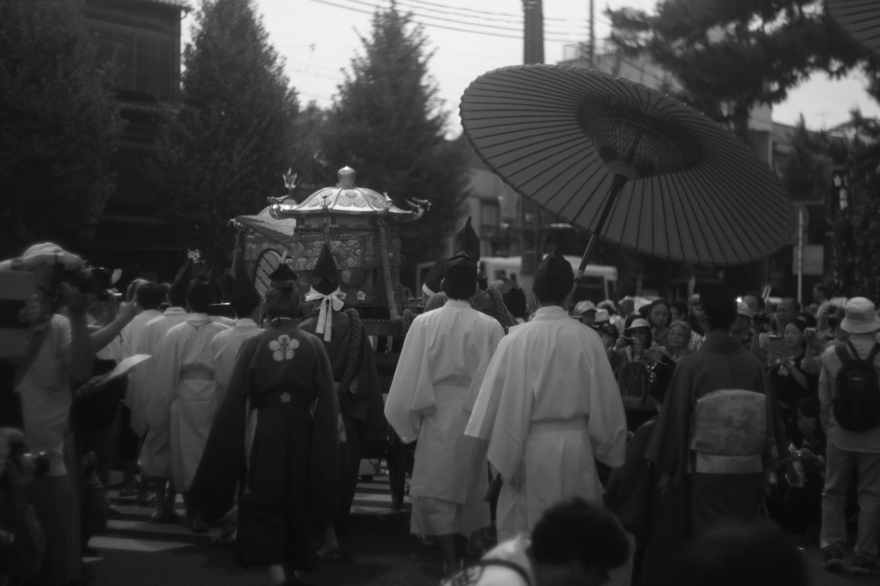 large group of people, real people, men, women, walking, outdoors, tree, crowd, lifestyles, day, togetherness, city, adult, people