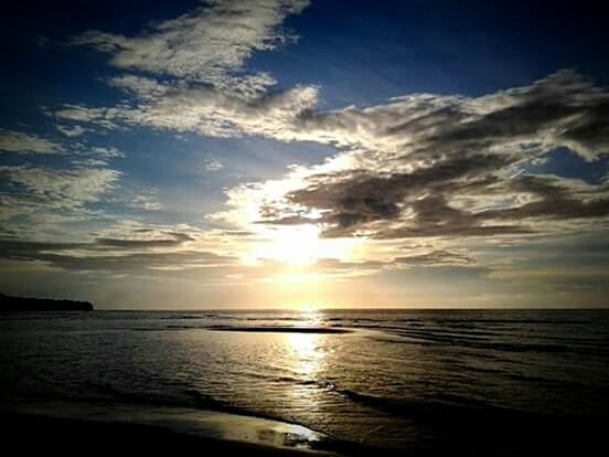 sea, horizon over water, water, tranquil scene, scenics, sky, tranquility, sunset, beauty in nature, beach, sun, cloud - sky, reflection, idyllic, shore, nature, cloud, sunlight, silhouette, sunbeam