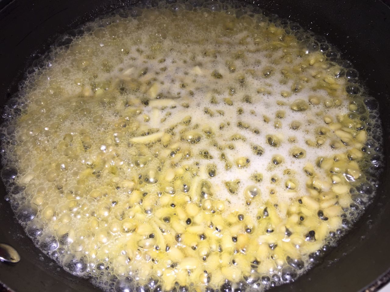 HIGH ANGLE VIEW OF FOOD IN KITCHEN