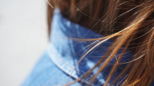 Close-up midsection of woman with brown hair