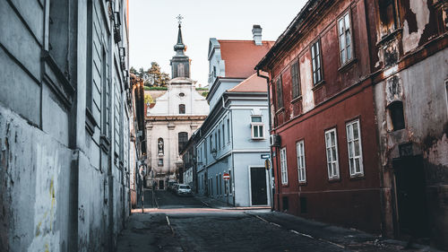 Narrow alley amidst buildings in city