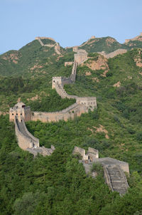 Great wall of china on mountains against clear sky