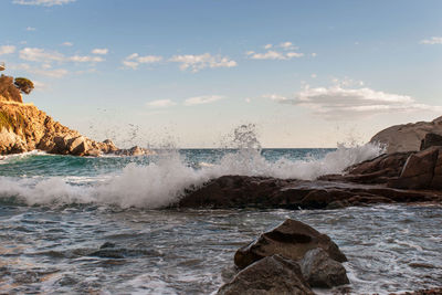 Waves splashing on rocks