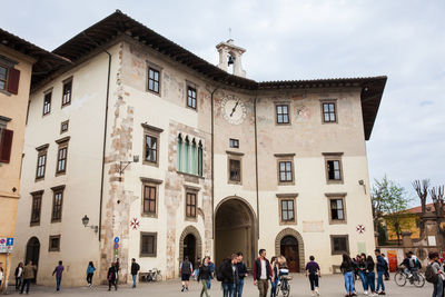 Palazzo dell orologio called torre della muda o della fame located at the knights square in pisa