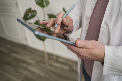 Doctor using tablet pc and digitized pen