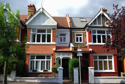 Cosy english houses in wimbledon, london