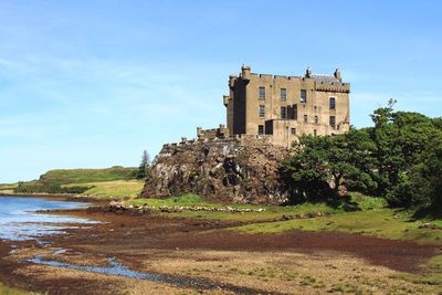 View of dunvegan castle against sky