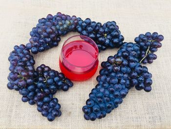Fresh grapes juice with grapes fruits 