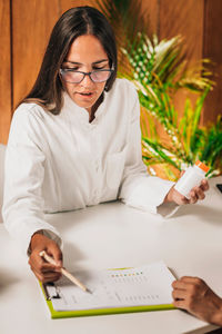 Female dietician advising a client, explaining nutrition basics