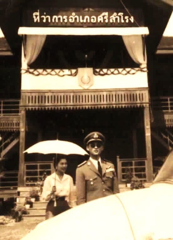 CLOSE-UP OF MAN STANDING IN FRONT OF BUILDING