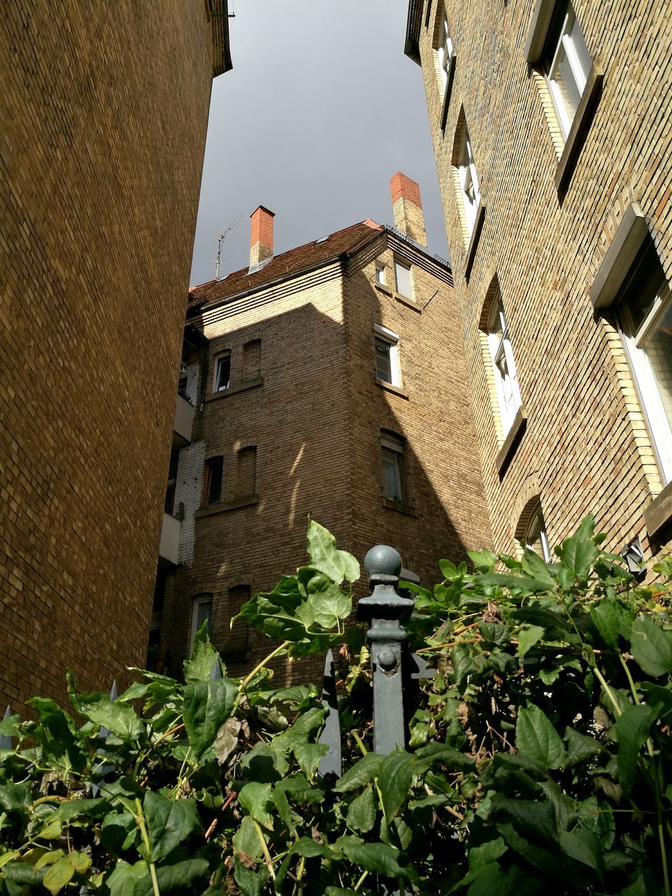 LOW ANGLE VIEW OF HISTORICAL BUILDING AGAINST SKY