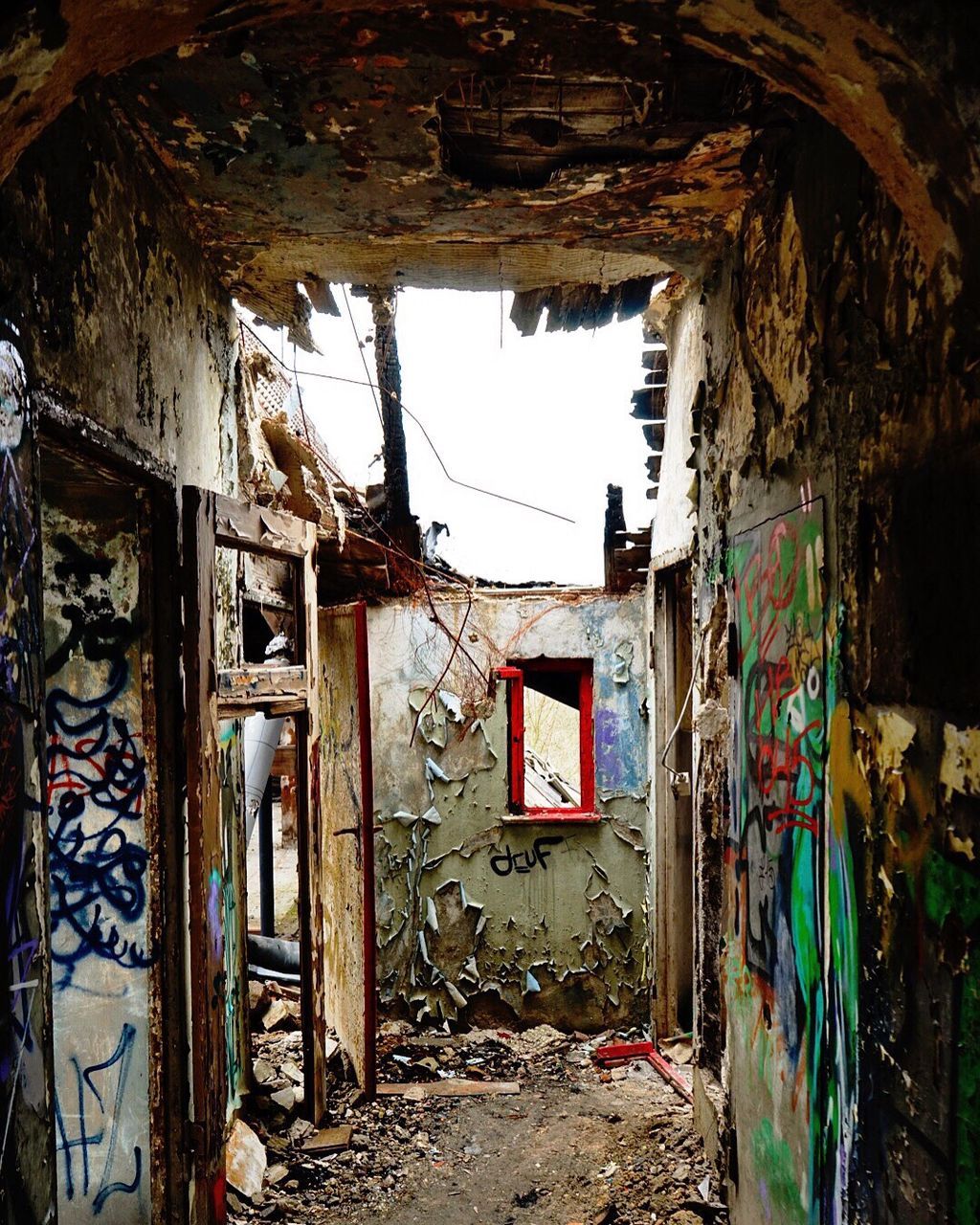 architecture, built structure, abandoned, deterioration, house, obsolete, graffiti, damaged, run-down, messy, building exterior, residential structure, building, old, day, bad condition, weathered, no people, dirty